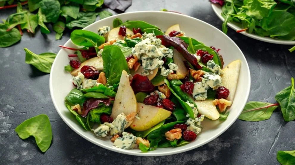Deliciosa ensalada de rúcula y queso con toques dulces y suaves