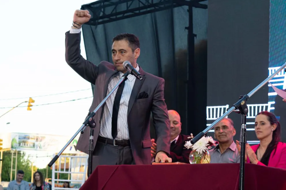 Marcelo román asumió como nuevo intendente de Allen 