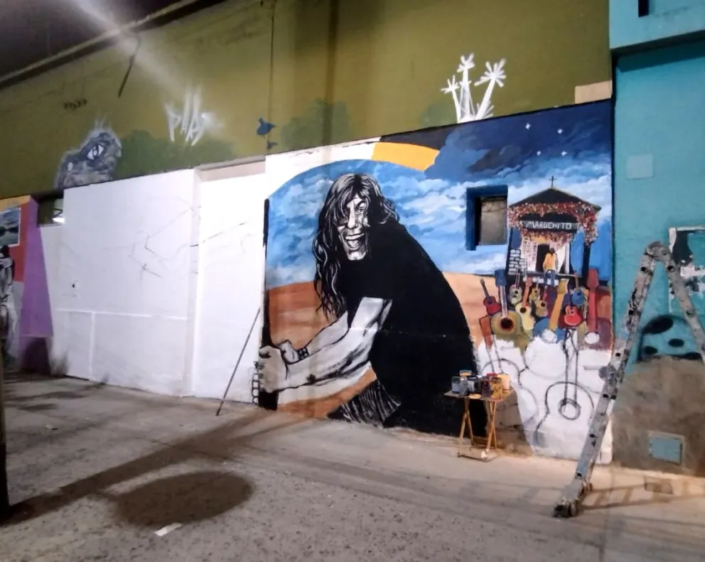 Realizan un mural en el corazón de Roca en homenaje al músico Cacho Lobello