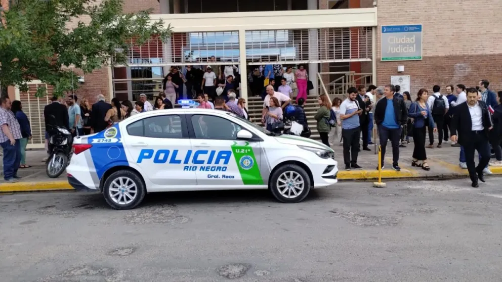 Por amenaza de bomba tuvieron que desalojar la Ciudad Judicial en Roca