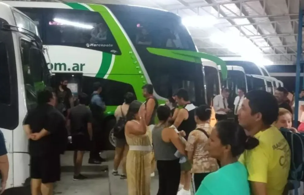 Alumnos de 7º casi se quedan sin su viaje de egresados por culpa de la empresa de transporte 
