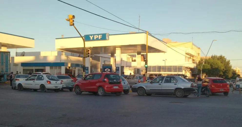 Largas filas y caos ante la inminente suba de los combustibles en Roca