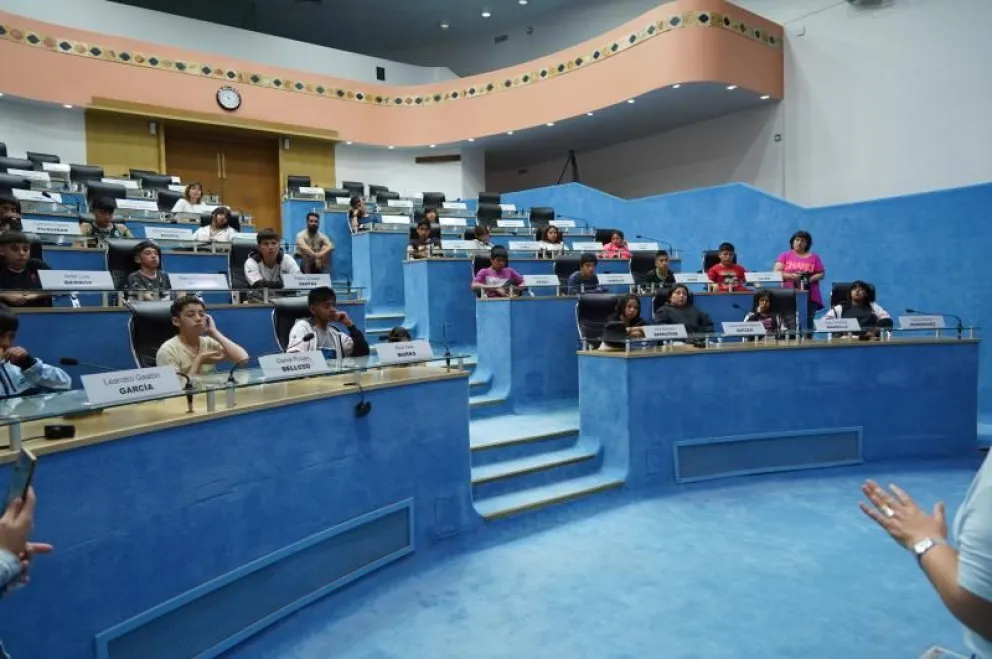 Chicos de una escuela rural roquense visitaron el parlamento Provincial