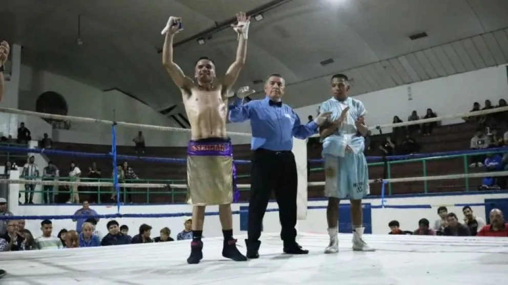 El boxeador roquense Ramiro Escobar continúa invicto tras ganar en Caleta Olivia