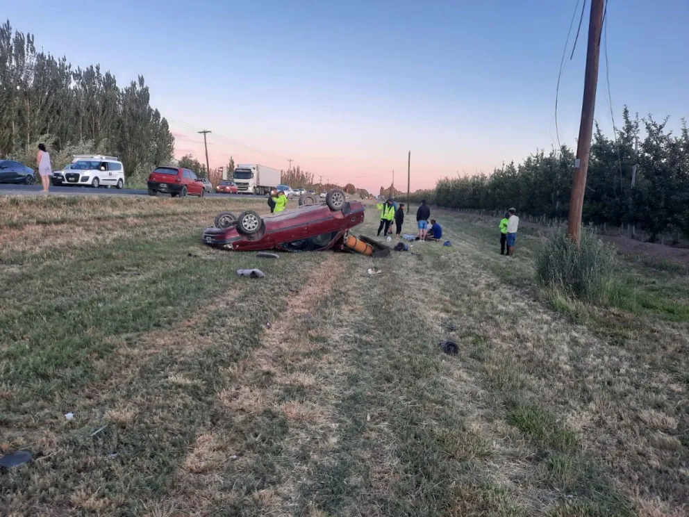 Un auto que era remolcado pinchó una rueda y terminó volcando sobre la banquina