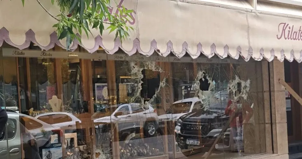 Otra vez destruyeron una joyería de la región y le robaron objetos de valor