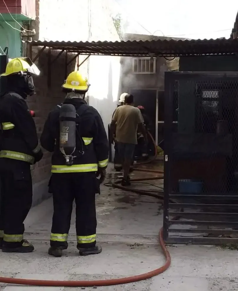 Importantes daños en una vivienda y rescate de una persona en un incendió esta tarde