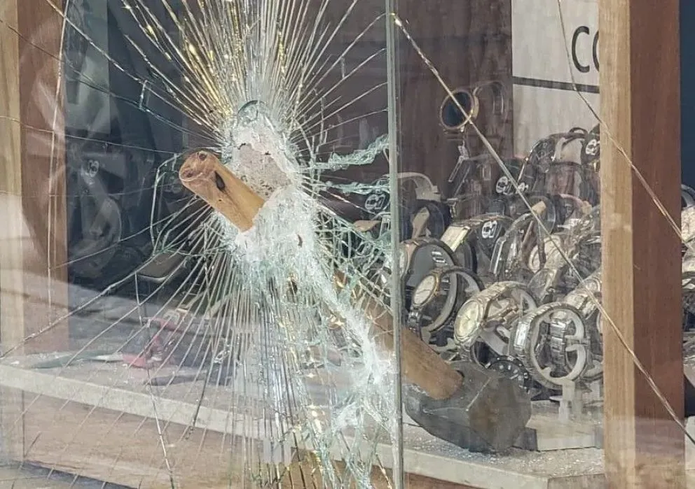 Asalto a la joyería: usaron puntales para trabar el sistema de rejas del local