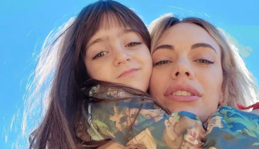 Emilia Attias y su hija sorprenden con su elegante look en un evento