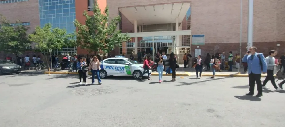 Una nueva amenaza de bomba paralizó la ciudad judicial de Roca por segunda vez en el mes