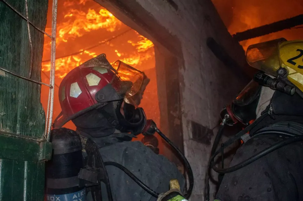 Incendio en una vivienda de Roca: Bomberos voluntarios rescataron a un hombre por el techo