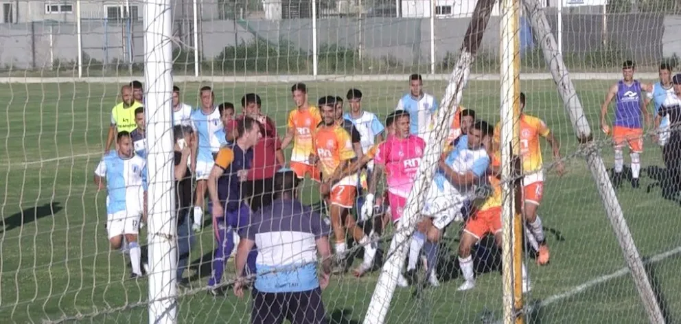 VIDEO: Deportivo Roca eliminó a La Amistad y en el final hubo batalla campal entre jugadores