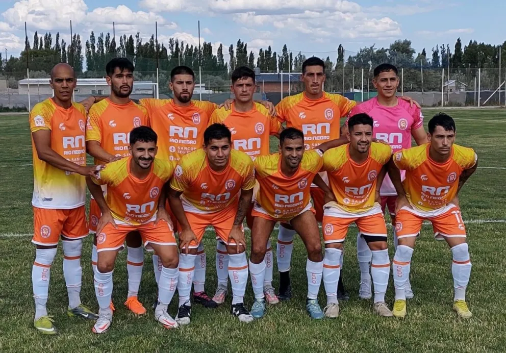 Con un polémico penal, Deportivo Roca perdió en la semifinal de ida ante Rincón