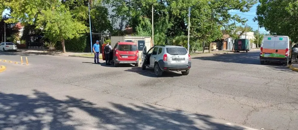 Calor y caos en la ciudad: un automovilista tuvo que ser asistido tras un choque en Roca