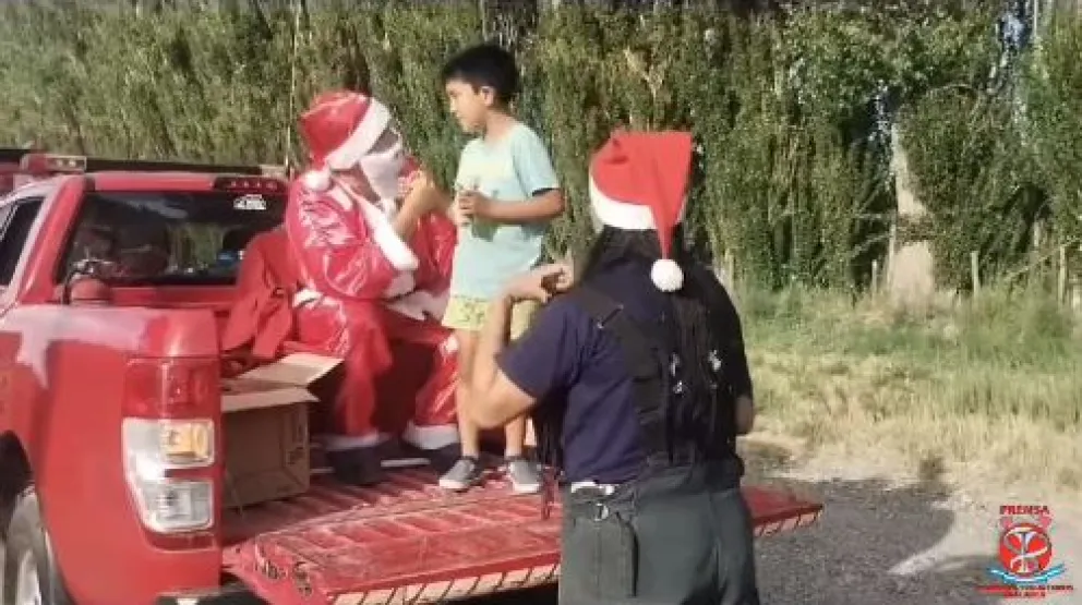 Papá Noel y Bomberos Voluntarios repartieron regalos y pintaron sonrisas en Roca