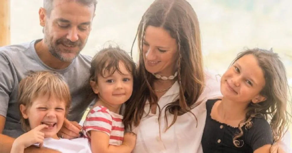 Divertida pelea de los hijos de Paula Chaves en pleno vuelo hacia Córdoba