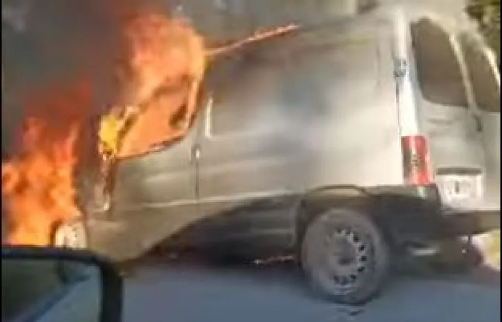 Una Peugeot Partner se incendió por completo sobre Ruta Provincial N°6