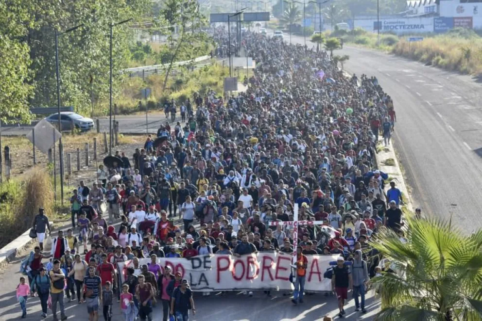 Masiva caravana de migrantes se dirige a Estados Unidos durante la navidad