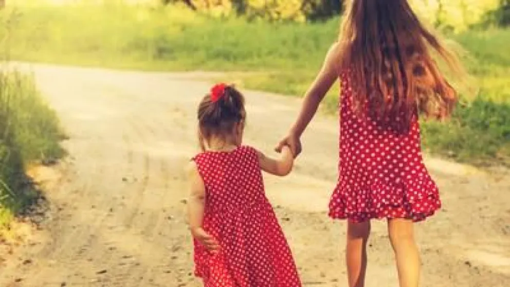 Convocatoria Abierta: Buscan Familia Solidaria para Dos Hermanas en Río Negro