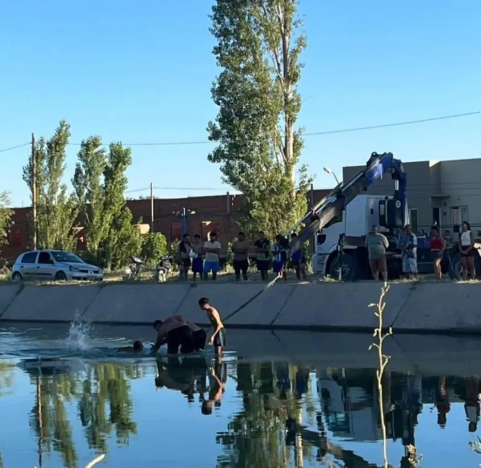 Tras el derrape, lograron sacar el auto que cayó al canal grande en Roca