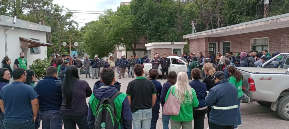 ATE para y moviliza en Villa Regina por despidos de trabajadores municipales