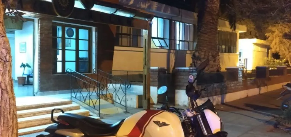 Llevaba una moto robada a la rastra, dijo que se quedó sin nafta pero lo descubrieron