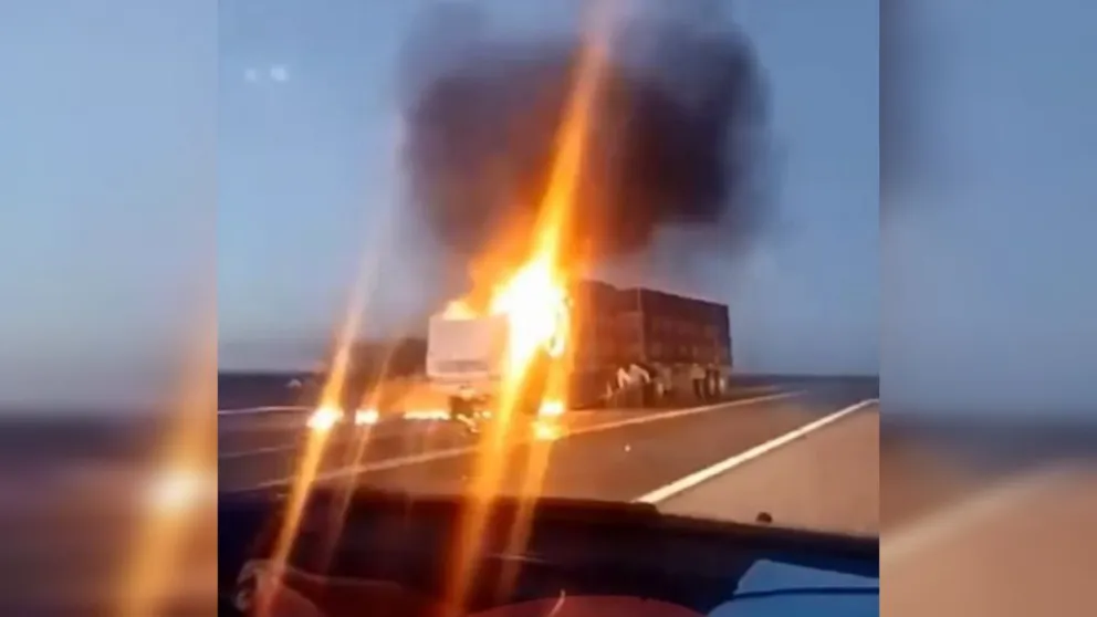 Se incendió un camión durante la madrugada en Ruta 22