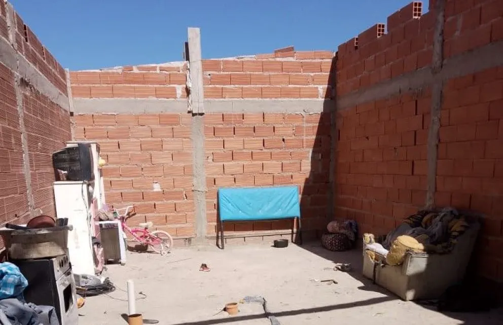 Una pareja vive a la intemperie con sus dos niñas y busca ayuda para poner un techo