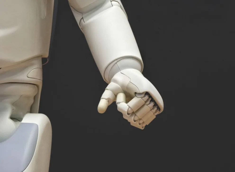 Un peligro: un ingeniero de Tesla fue atacado por un robot y se salvó de milagro
