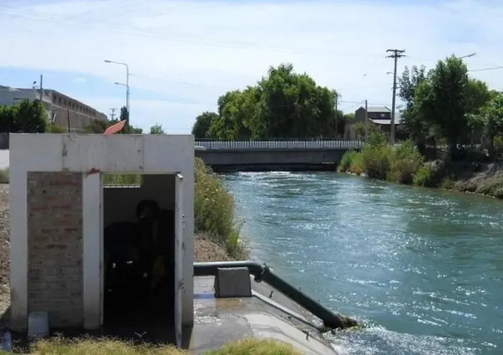 Rescataron a una mujer que se arrojó al canal principal en una ciudad valletana