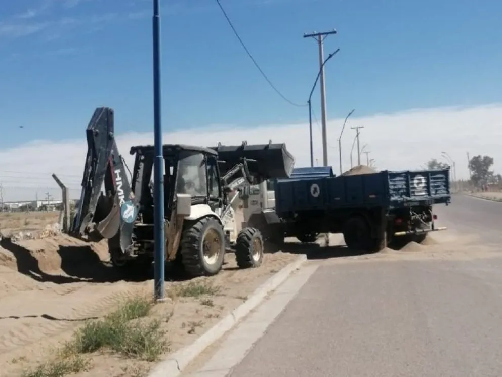 Se están realizando múltiples arreglos de calles con maquinaria vial en Roca