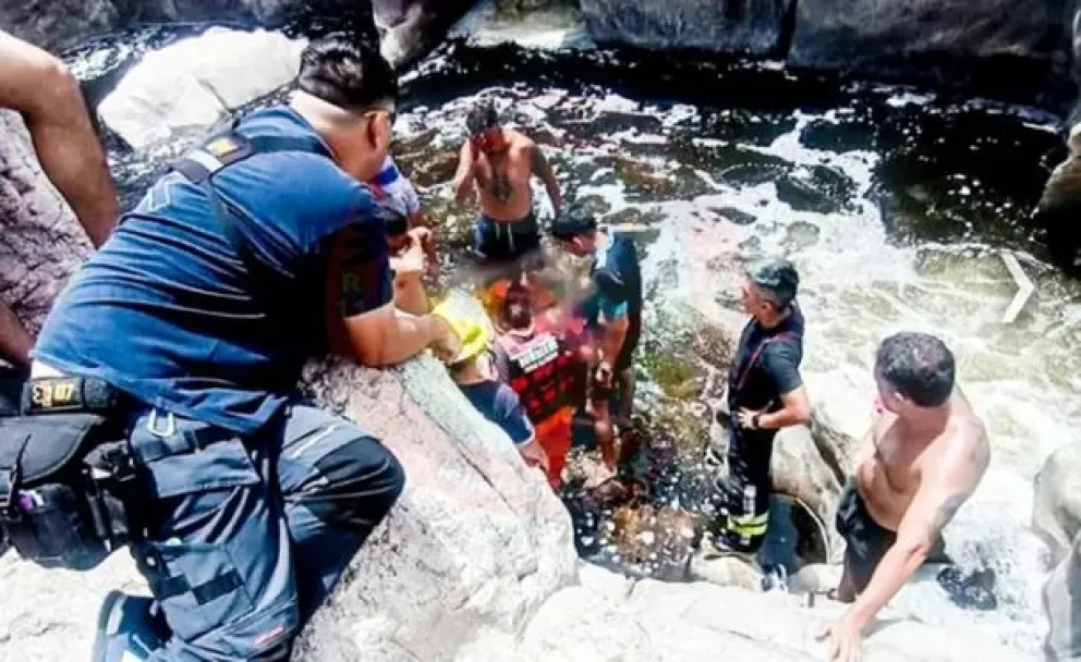 Trágica muerte de un hombre al arrojarse al río para rescatar una ojota