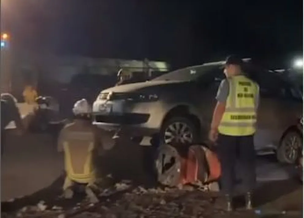 Un vehículo impactó contra la barrera que divide la Ruta Nacional 22 