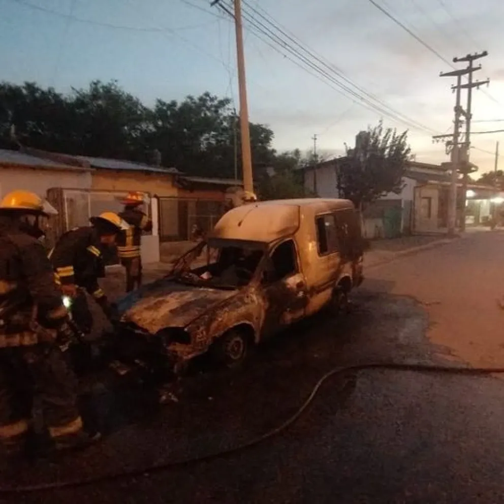 Se incendió por completo un vehículo en las calles de Villa Regina
