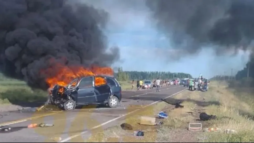 VIDEO: Tres personas murieron tras chocar en Ruta 250 en Valle Medio. 