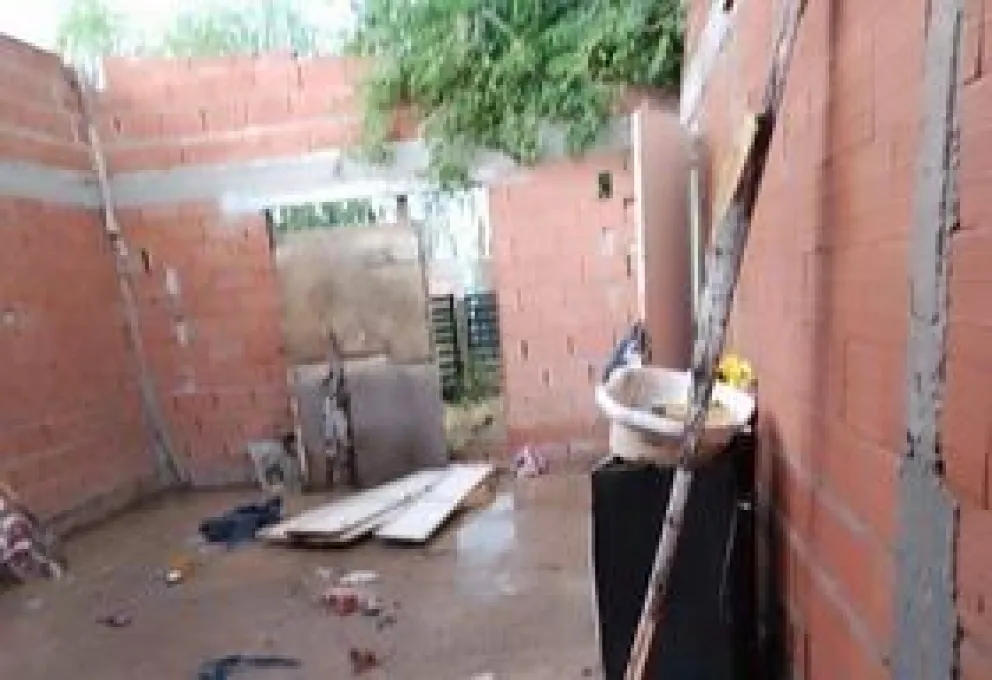 La lluvia causó estragos en la vivienda sin techo de la familia de Chacramonte 
