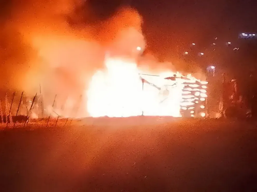 Piden donaciones para un padre con 2 hijas que perdió todo en un incendio en Roca
