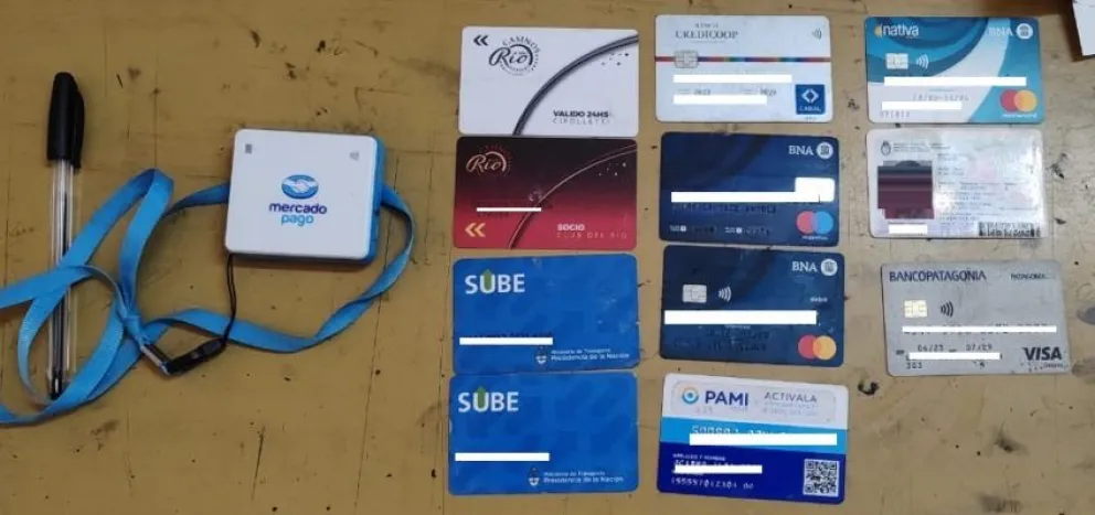 Los atraparon llevándose una moto y descubrieron que tenían tarjetas robadas