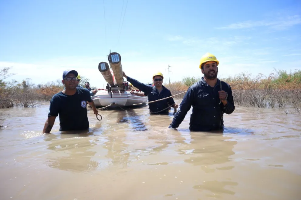 Desafíos climáticos sin precedentes en la región: Trabajaron bajo el agua para normalizar el servicio eléctrico
