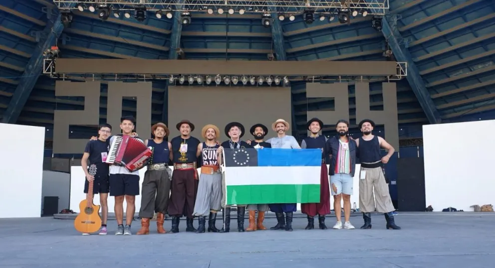 La delegación rionegrina partió de Roca hacia el Festival de Laborde 2024