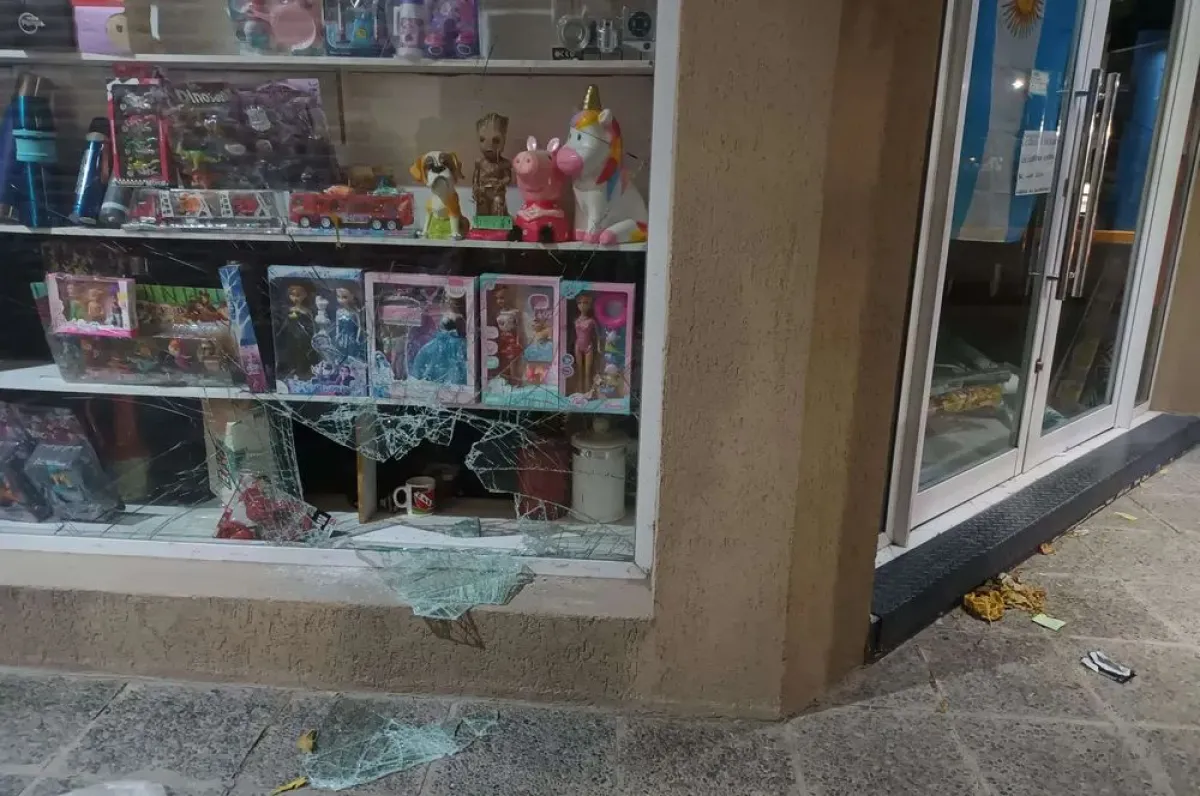 vidriera del local tras el robo