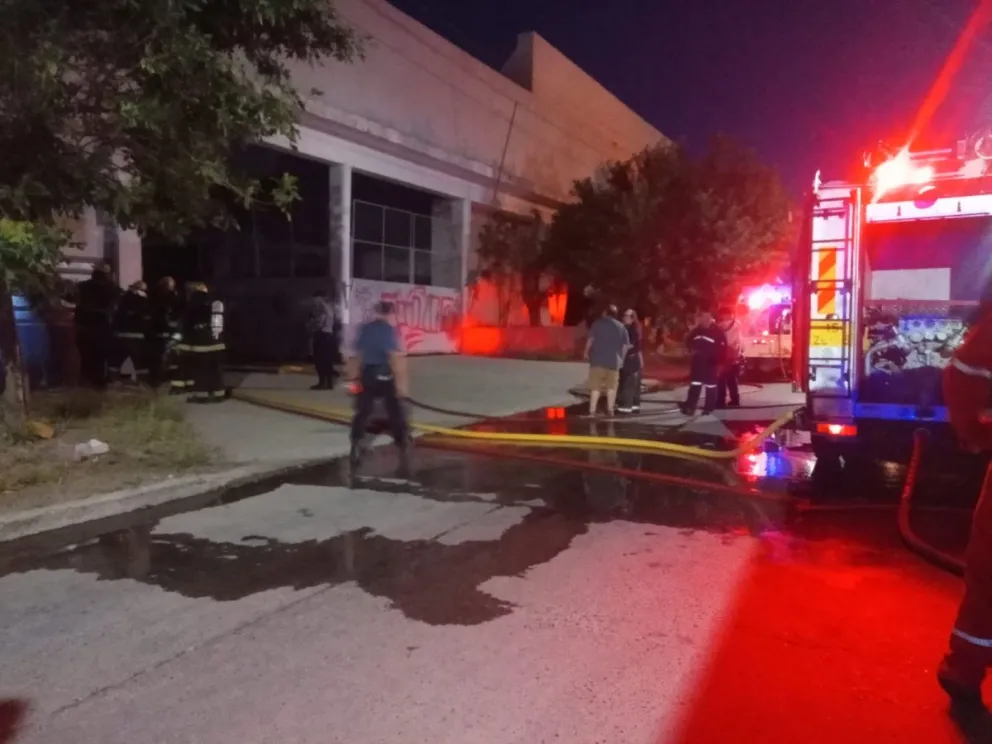 Se prendió fuego un depósito de Maxiconsumo en Roca