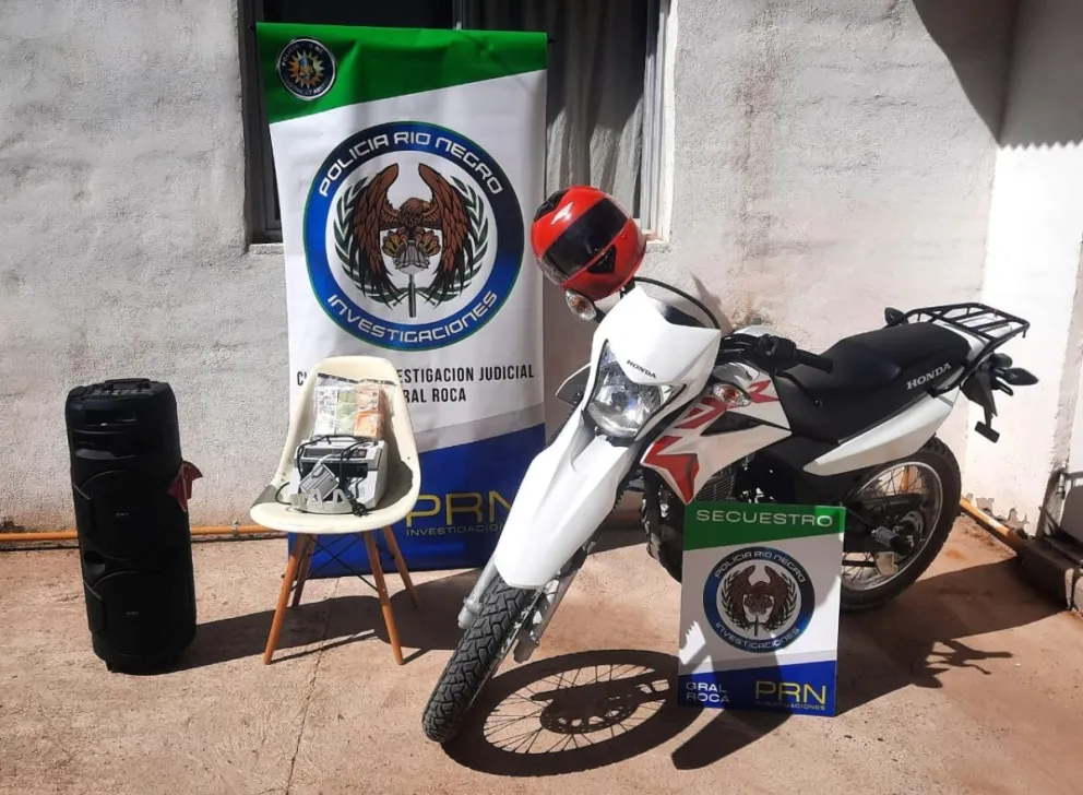 Robaron dólares de una escribanía y los atraparon gracias a las cámaras de seguridad