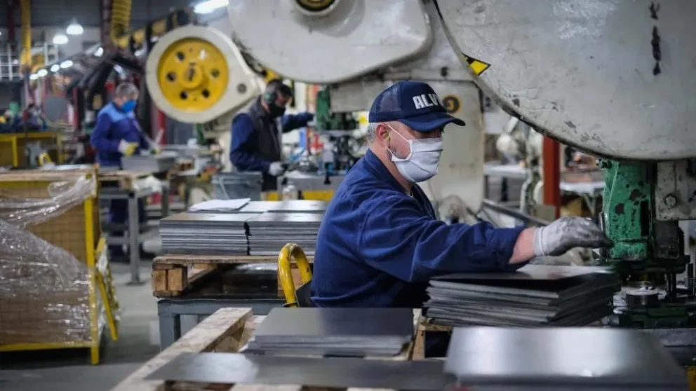 Crisis: la actividad industrial sufrió un retroceso del 4,9% y la construcción un 2,1%