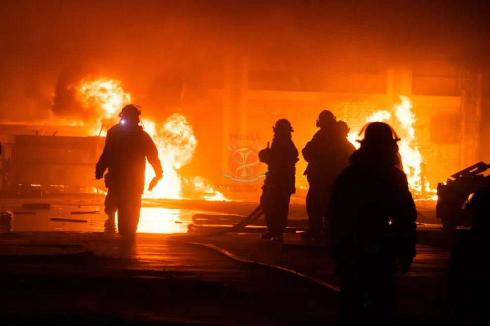 Más de 20 bomberos voluntarios trabajaron para controlar el fuego en un depósito de Roca