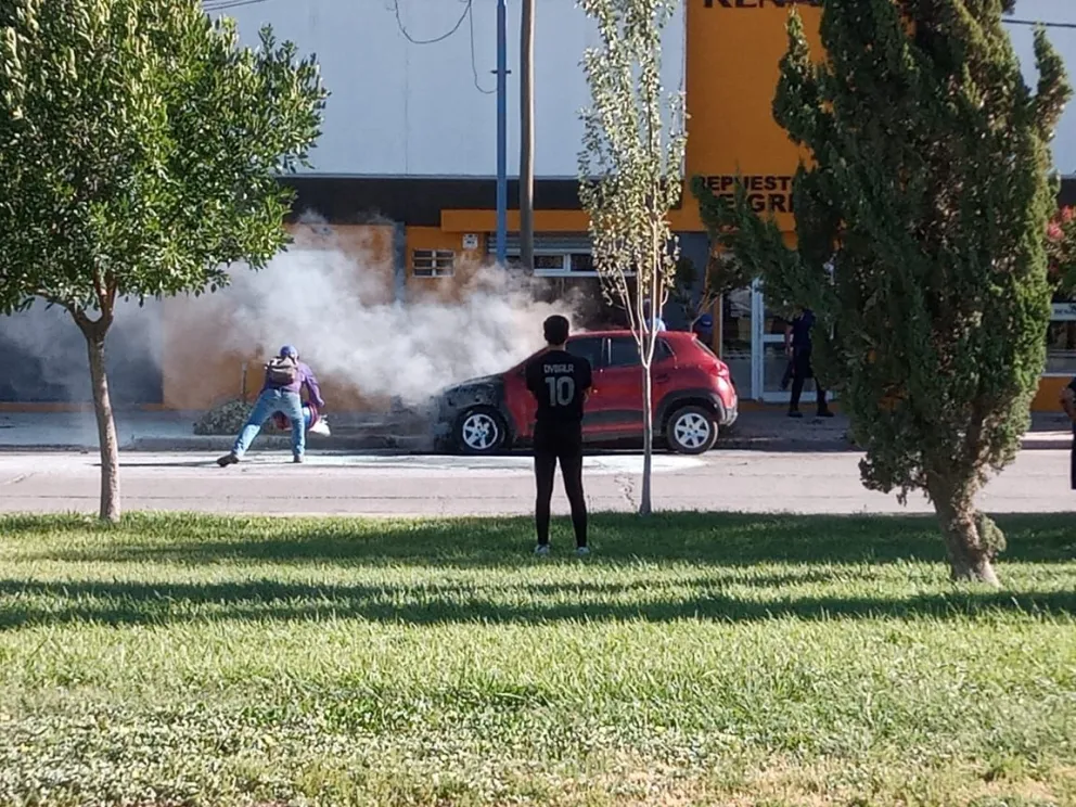 Se incendió un vehículo estacionado en calle 25 de Mayo de Roca
