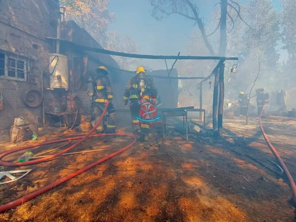 Un feroz incendio consumió la vivienda de una familia en Paso Córdoba