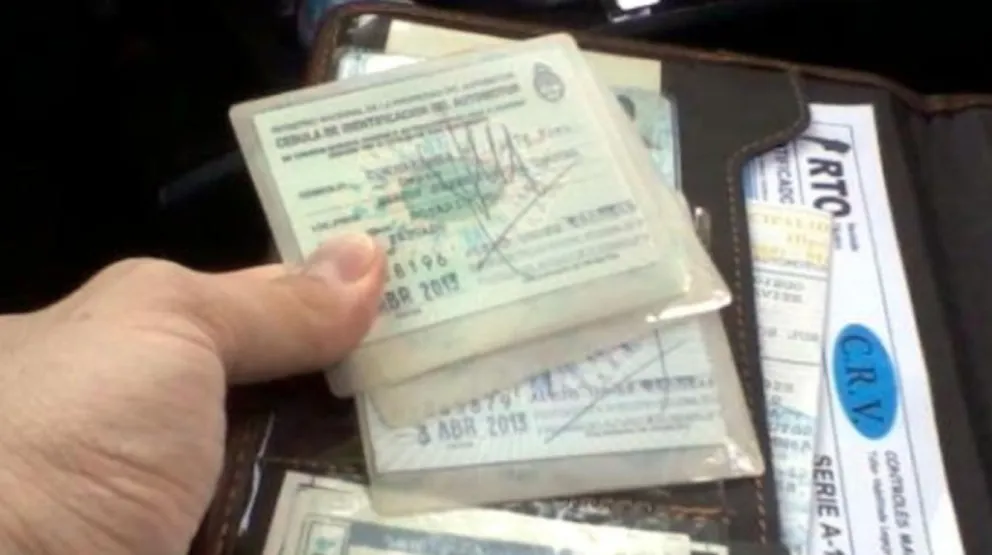 Le robaron todo de la camioneta y busca que le devuelvan la documentación