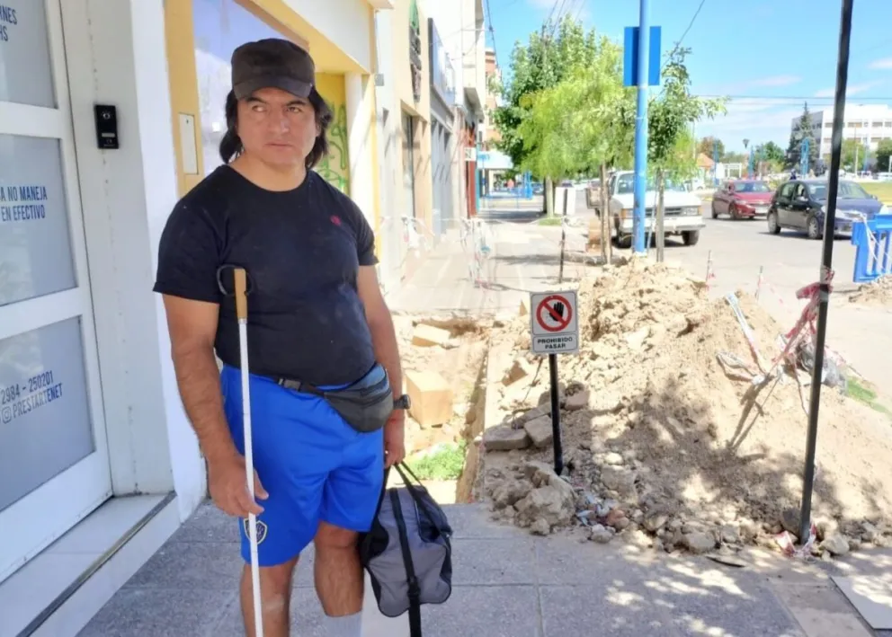 Un hombre no vidente cayó en un pozo debido a la falta de señalización