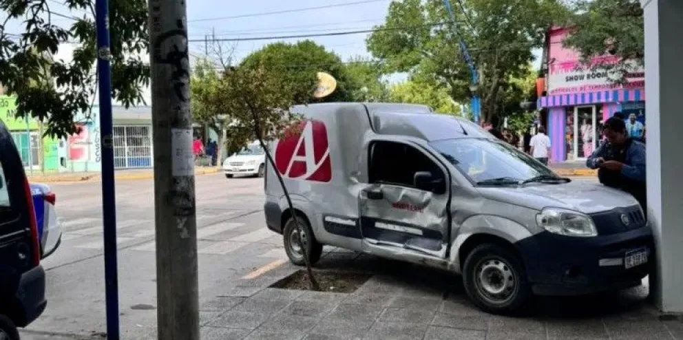 Un choque en zona céntrica de Roca terminó con una camioneta en la vereda